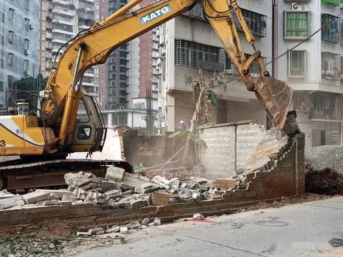 雷州市聯(lián)合執(zhí)法拆除長(zhǎng)寧西路建設(shè)障礙物，打通城市“斷頭路”